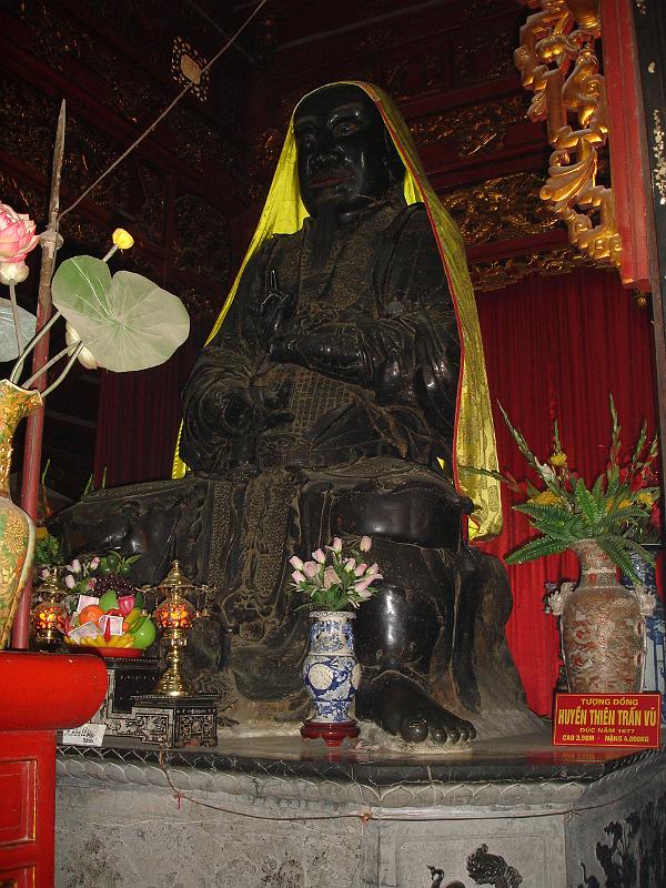 036-Statue en bronze du dieu du Nord au temple Quan Thanh.JPG - Statue en bronze du dieu du Nord au temple Quan Tanh
